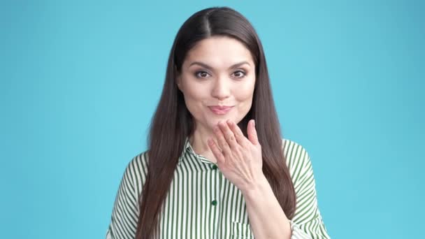 Mujer Latina Negocios Usar Camisa Rayas Formalwear Riendo Sobre Colegas — Vídeo de stock