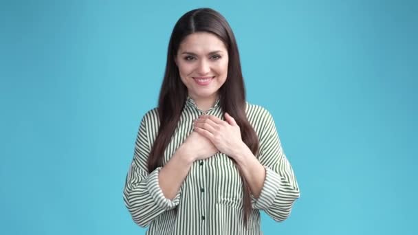 Lady Podzielić Się Swoją Życzliwość Ludźmi Przytulić Odizolowany Niebieski Kolor — Wideo stockowe