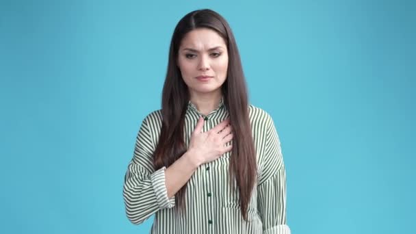 Dame Toucher Poitrine Souffrent Maladie Cardiaque Isolé Fond Couleur Bleue — Video