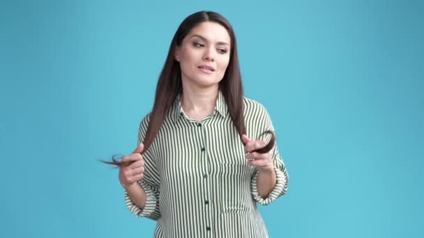Schicke Dame Berühren Ihre Frisur Fühlen Egoistische Isolierte Blaue Farbe — Stockvideo