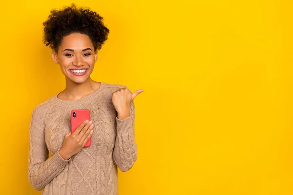 Foto Söt Glänsande Dam Klädd Beige Pullover Pekar Tumme Tomt — Stockfoto