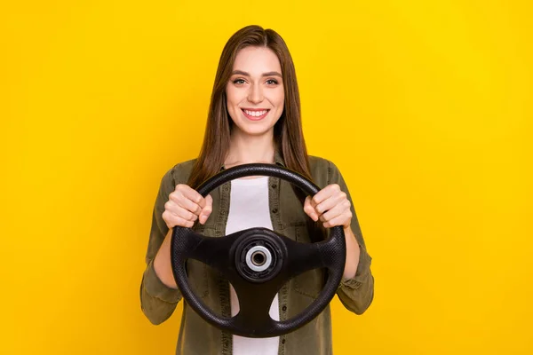 Foto Alegre Encantadora Dama Mantenga Volante Vacaciones Verano Paseo Aislado —  Fotos de Stock