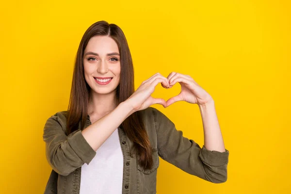 Foto Senhora Doce Adorável Mostrando Símbolo Coração Mostrar Sua Apreciação — Fotografia de Stock