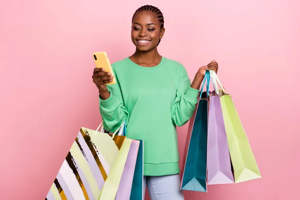 Neşeli Alışverişçi Kızın Portresi Pembe Arka Planda Izole Edilmiş Telefon — Stok fotoğraf