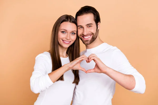Photo Flirty Millennial Brunette Couple Show Love Wear White Cloth — Stock Photo, Image