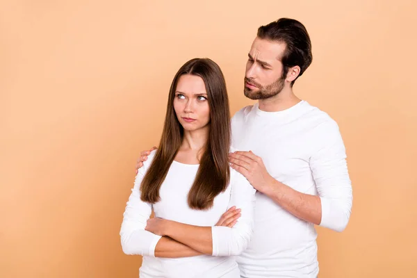 Photo Sad Millennial Brown Hairdo Couple Crossed Arms Wear Outfit — Stock Photo, Image