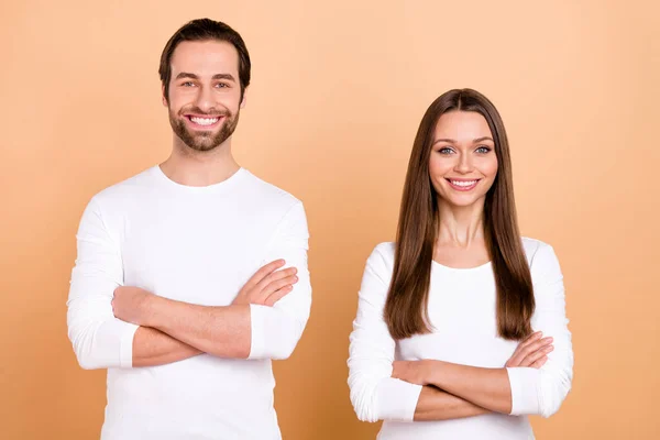 Foto Van Funky Duizendjarige Brunette Paar Gekruiste Armen Dragen Witte — Stockfoto