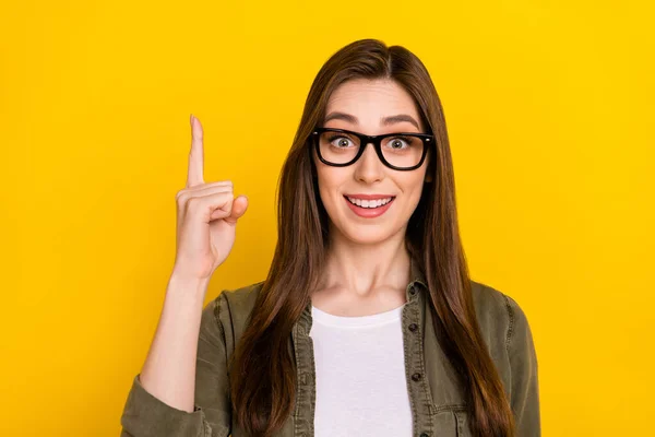 Foto Jovem Senhora Inteligente Apontando Dedo Para Cima Encontrar Excelente — Fotografia de Stock