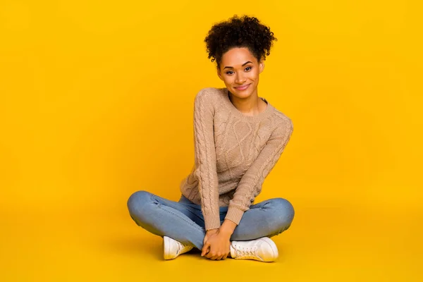 Foto Voller Größe Von Jungen Hübschen Mädchen Sitzen Boden Freizeit — Stockfoto