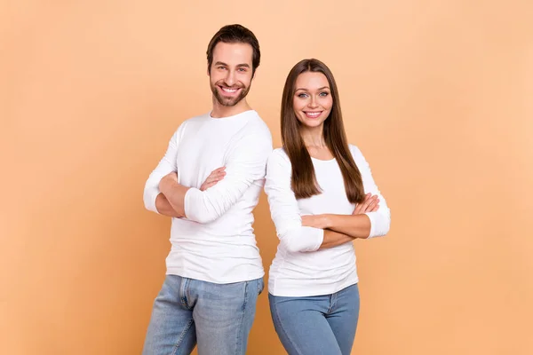 Photo Optimistic Millennial Brown Hairdo Couple Crossed Arms Wear White — Stock Photo, Image