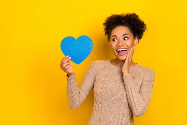 Foto Mujer Morena Milenaria Impresionada Sostener Look Corazón Desgaste Suéter —  Fotos de Stock