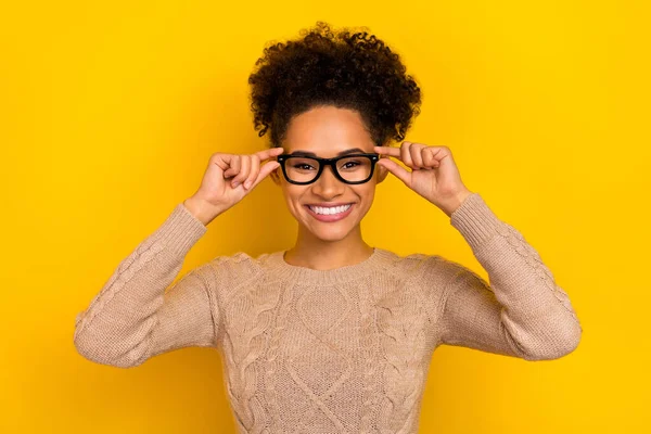 Foto Mulher Encantadora Inteligente Usar Óculos Braços Camisola Bege Sorrindo — Fotografia de Stock
