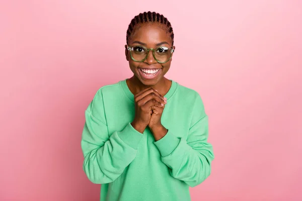 Retrato Persona Alegre Encantadora Abrazos Sonrisa Dentada Mirada Cámara Aislada — Foto de Stock