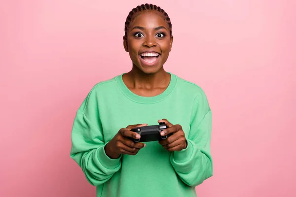 Portret Van Positieve Funky Meisje Houden Spel Pad Genieten Van — Stockfoto