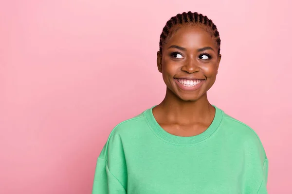 图片中甜美微笑的年轻女性看到产品在销售黑色星期五打折促销孤立粉红的背景 — 图库照片