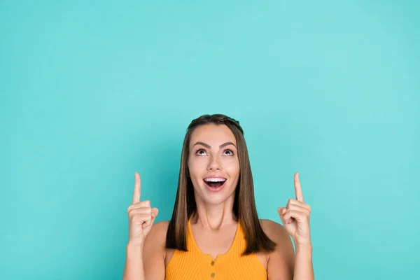 Foto Van Verbaasd Positief Gelukkig Jong Vrouw Wijzen Vinger Omhoog — Stockfoto