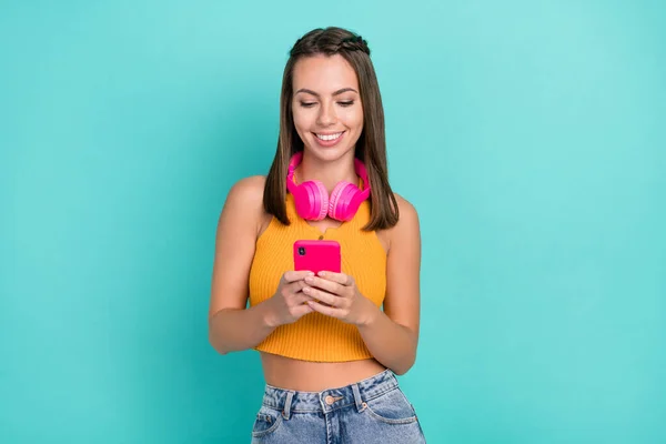 Foto Van Gelukkige Jonge Positieve Vrouw Houd Handen Telefoon Dragen — Stockfoto