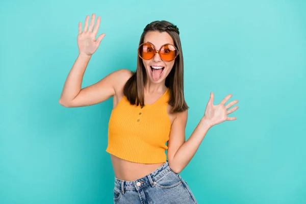 Foto Von Verrückten Positiven Funky Glücklich Frau Heben Die Hände — Stockfoto