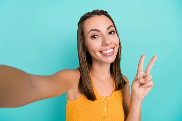 Neşeli Pozitif Mutlu Bir Kadının Fotoğrafı Işaretini Göster Selfie Iyi — Stok fotoğraf