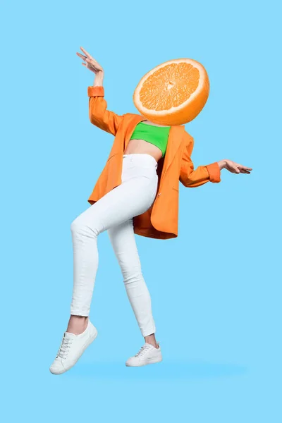 独特的最小杂志素描形象的芬妮女士柑橘而不是头跳舞孤立的蓝色背景 — 图库照片