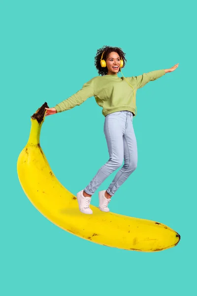 Kreativ Foto Grafik Malerei Von Mädchen Die Große Banane Genießen — Stockfoto