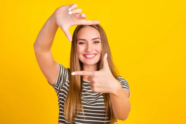 Foto Van Prachtige Vrolijke Meisje Tand Glimlach Armen Vingers Tonen — Stockfoto