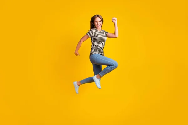 満足のいくボディポルノの喜びの女の子ジャンプ上昇拳祝いの成功孤立した上の黄色の背景 — ストック写真