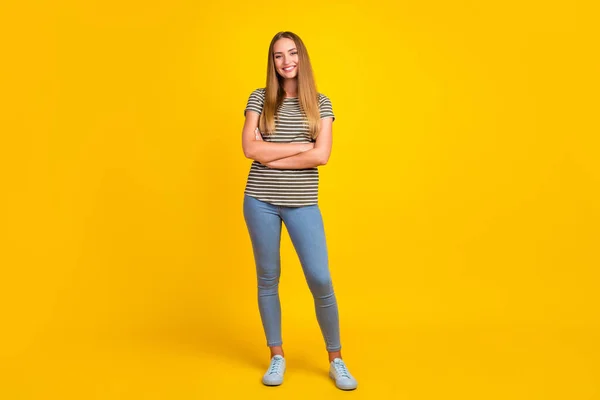 Foto Tamaño Completo Alegre Joven Cruzó Los Brazos Radiante Sonrisa —  Fotos de Stock