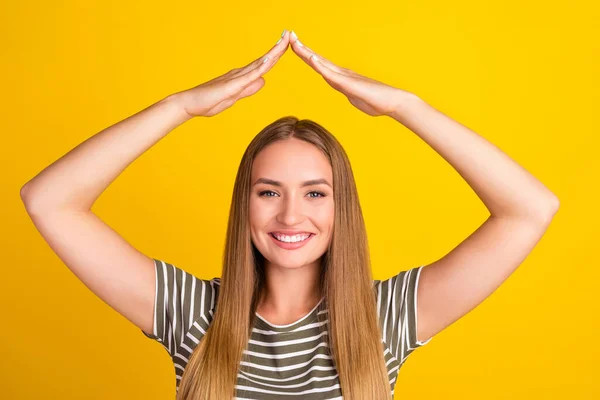 Ritratto Soddisfatta Felice Giovane Signora Denti Braccia Sorriso Dimostrare Gesto — Foto Stock