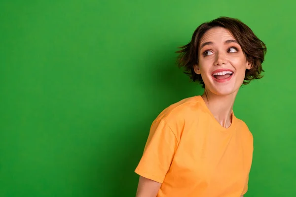 Foto Wanita Muda Bermimpi Lucu Mengenakan Shirt Oranye Mencari Ruang — Stok Foto