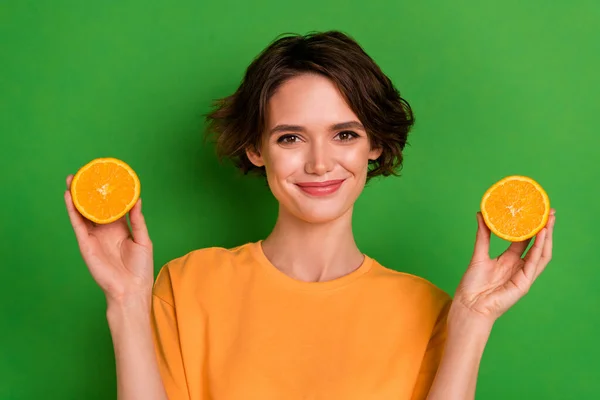 Photo Rêveuse Douce Jeune Femme Habillée Orange Shirt Souriant Tenant — Photo