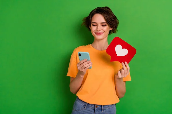 Foto Glänsande Rolig Ung Kvinna Klädd Orange Shirt Chatta Modern — Stockfoto