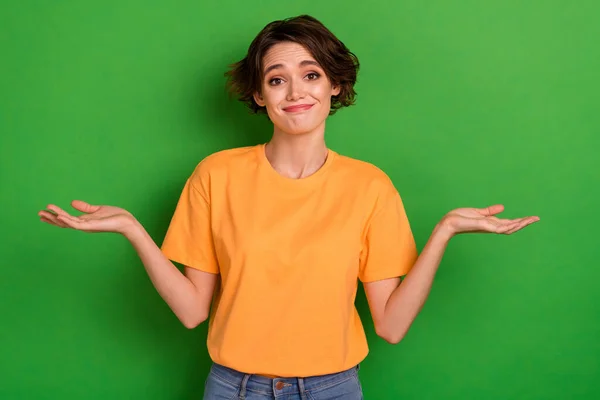 Photo Doubtful Funny Young Woman Dressed Orange Shirt Shrugging Shoulders — Stock Photo, Image
