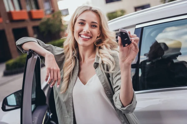 Foto Alegre Agradable Persona Mantenga Demostrar Clave Nuevo Puesto Automóvil —  Fotos de Stock