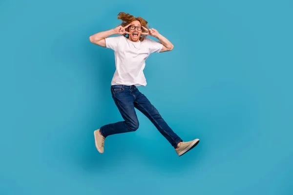Full Body Photo Carefree Crazy Man Jumping Demonstrate Sign Eyes — Stock Photo, Image