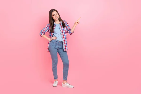 Foto Corpo Inteiro Alegre Fêmea Confiante Sugerir Compras Temporada Cupom — Fotografia de Stock