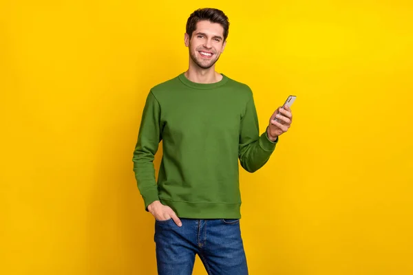 Foto Van Vrij Vrolijke Jongen Gekleed Groene Trui Chatten Moderne — Stockfoto