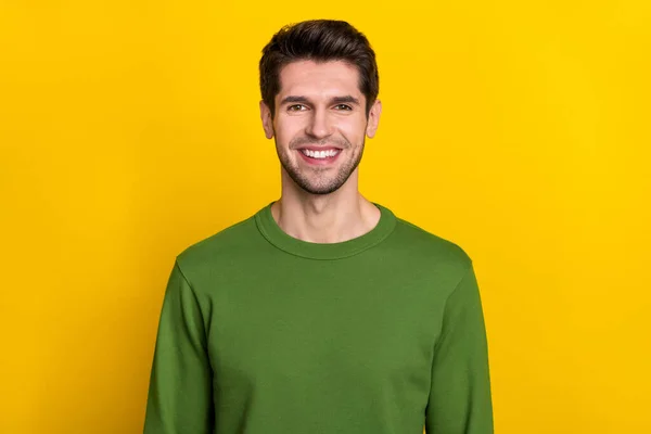 Zdjęcie Funky Uroczy Młody Facet Nosić Zielony Sweter Uśmiechnięty Pokazując — Zdjęcie stockowe