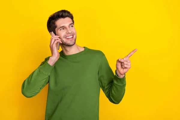 Foto Dolce Divertente Ragazzo Indossare Maglione Verde Telefono Parlante Che — Foto Stock