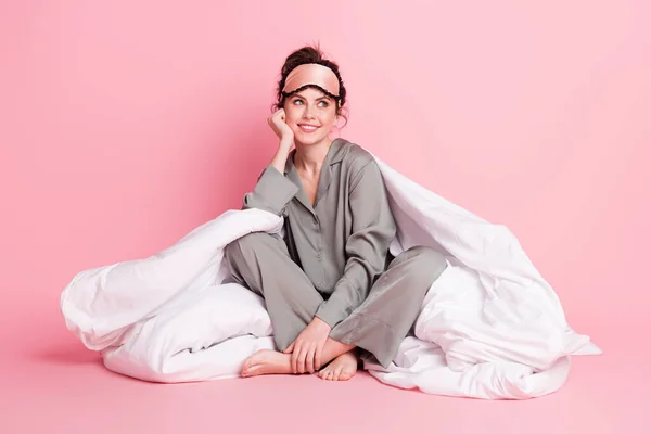 フル長いボディサイズの写真で女の子でPajama睡眠マスク座って夢の中で毛布で孤立したパステルピンク色の背景 — ストック写真