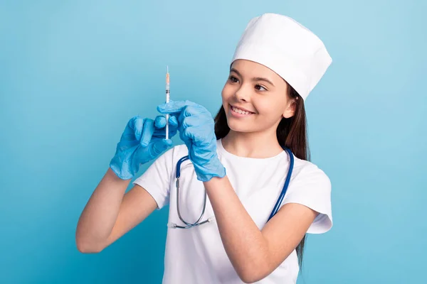 Photo Portrait Small Female Doctor Keeping Surgeon Injection Isolated Bright — Stock Photo, Image