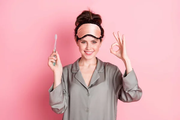 Foto Retrato Niña Ropa Dormir Manteniendo Cepillo Dientes Mostrando Signo — Foto de Stock