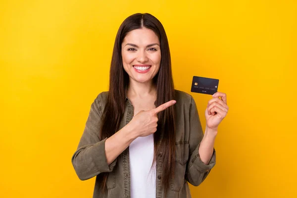 Photo Charming Cheerful Young Woman Point Finger Credit Card Pay — Stock Photo, Image