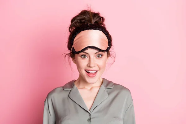 Foto Retrato Menina Pijama Máscara Dormir Sorrindo Surpreso Isolado Fundo — Fotografia de Stock