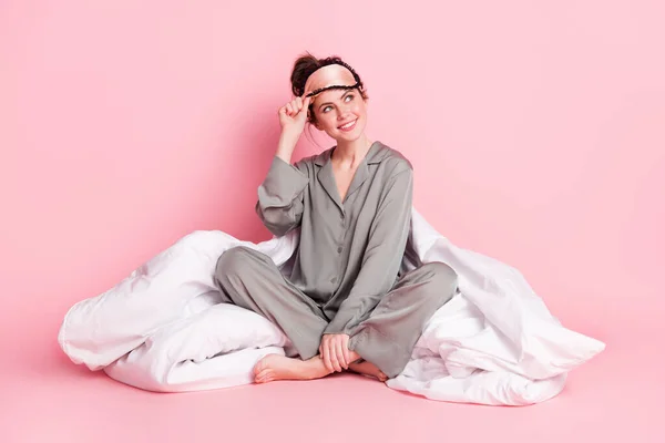 Porträt Von Attraktiven Verträumt Fröhlichen Mädchen Pyjama Sitzt Auf Bettwäsche — Stockfoto