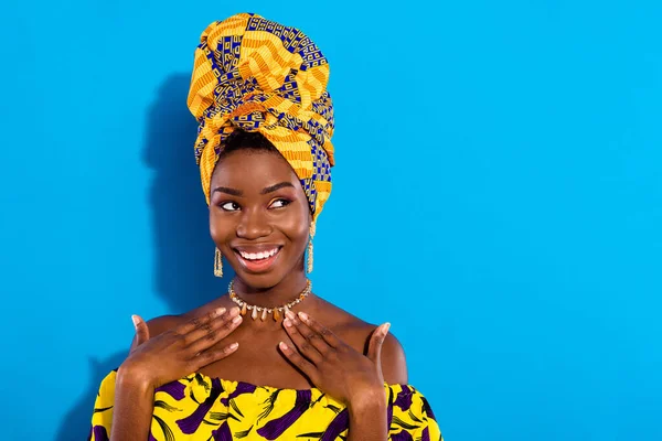 Portrait Pretty Cheerful Dark Skin Girl Arms Chest Look Empty — Stock Photo, Image