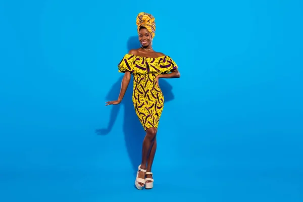 Foto Tamanho Completo Deslumbrante Menina Afro Adorável Turbante Tradicional Posando — Fotografia de Stock