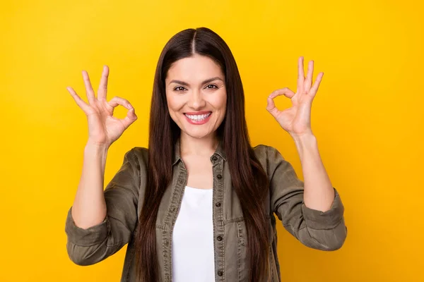 Foto Encantadora Mulher Madura Agradável Fazer Aprovar Sinais Isolados Fundo — Fotografia de Stock