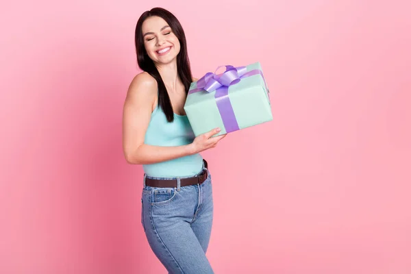 Foto Dulce Millennial Cumpleaños Dama Abrazo Regalos Desgaste Azul Top —  Fotos de Stock