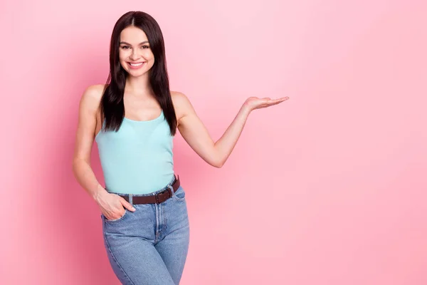 Foto Giovane Ragazza Attraente Felice Sorriso Positivo Spettacolo Mano Prodotto — Foto Stock